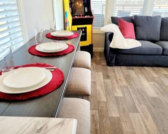 Tiny White: Twin Lake Tiny Homes of Okmulgee - Okmulgee - Essbereich