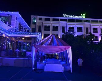 Hotel Three Leaves - Trimbak - Building