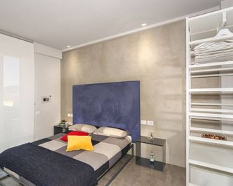 Mediceo 42 - Comfort Double Room with Balcony - Pisa - Bedroom