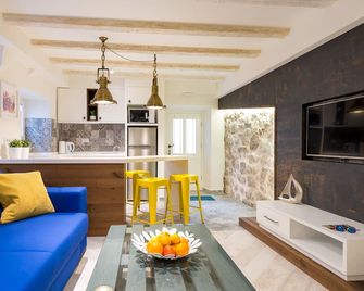 One Bedroom Apartment (2+2) Free Wireless Internet And Breakfast! - Dubrovnik - Living room