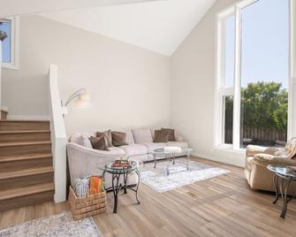 Iconic Beach House: Stay at the Love Cottage, Crafted for the Beach Boys 1976 - Santa Barbara - Living room
