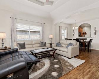 Wonder Getaway home near Lackland and SeaWorld! - San Antonio - Living room