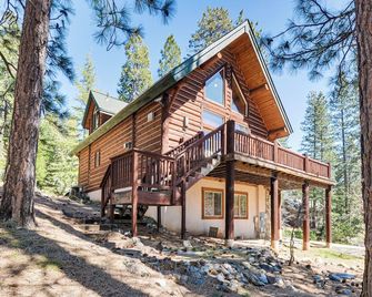 2 Cabins: Group & Family Getaway in Arnold! - Arnold - Building