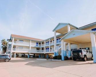 Family Stay Right off Route 146 | Relax at Deck with Marina Views - Kemah - Gebäude