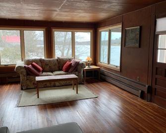 Shangri-la on Private and Peaceful Lake - Livingston Manor NY - Livingston Manor - Living room