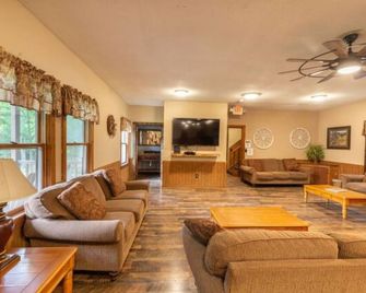 The Bunkhouse sleeps 40 - Spruce Pine - Living room