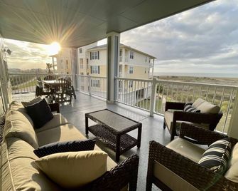 Beautiful sunsets and waterview from the balcony on this bay front condominium! - Jamaica Beach - Balcony