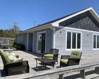 Water view cottage 5 min to Cav Beach, Golf, Anne Green Gables - Stanley Bridge - Patio