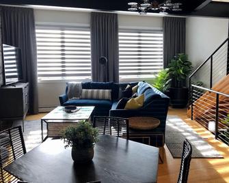 Stunning Penthouse Suite Next to Whole Foods - Westminster - Living room