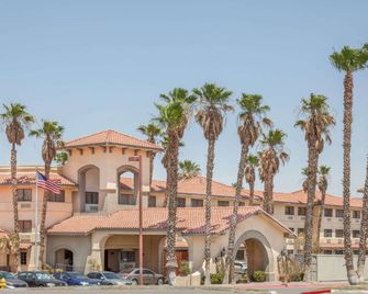 Ramada by Wyndham Barstow - Barstow - Edificio