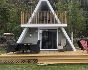 Chalet Le Pointu - St-Lawrence River View - Rivière-du-Loup - Innenhof