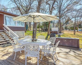Hot Tub + Deck: Waterfront Lake Limestone Escape! - Jewett - Patio