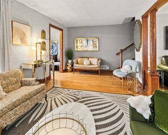 Buffalo Hallow Manor: Large. Game-room, Fire-pit, retreats and reunions & more - Omaha - Living room