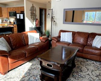 Breathtakingly beautiful, all season, all occasion lake front getaway! - Hayden - Living room