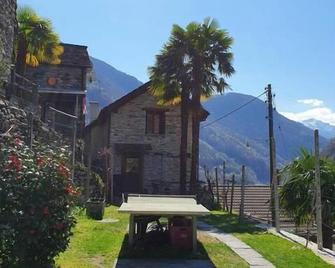 Holiday house Vogorno for 2 - 4 persons with 2 bedrooms - Holiday house - Vogorno - Vista del exterior
