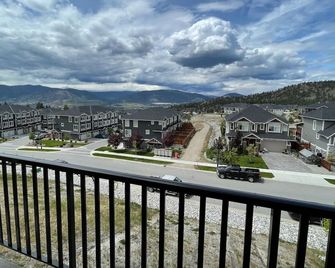 3 Bedroom Sleeps 8Great View New Home Sendero Canyon available all summer - Penticton - Balcony