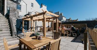 The George Hotel - Castletown - Patio