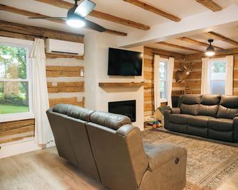 Secluded Valley Oasis with Swimming Pond, Spa, Firepit, 3BD/2BA, Family friendly - Liverpool - Living room