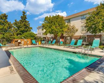TownePlace Suites by Marriott Dallas Arlington North - Arlington - Piscina