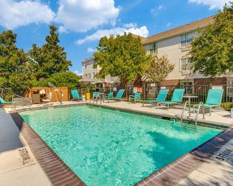 TownePlace Suites by Marriott Dallas Arlington North - ארלינגטון - בריכה