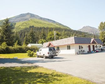 Trailhead Lodging - Seward - Building