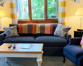 Downtown Cottage-1 bedroom- full kitchen, free wi-fi, free parking - Camden - Living room