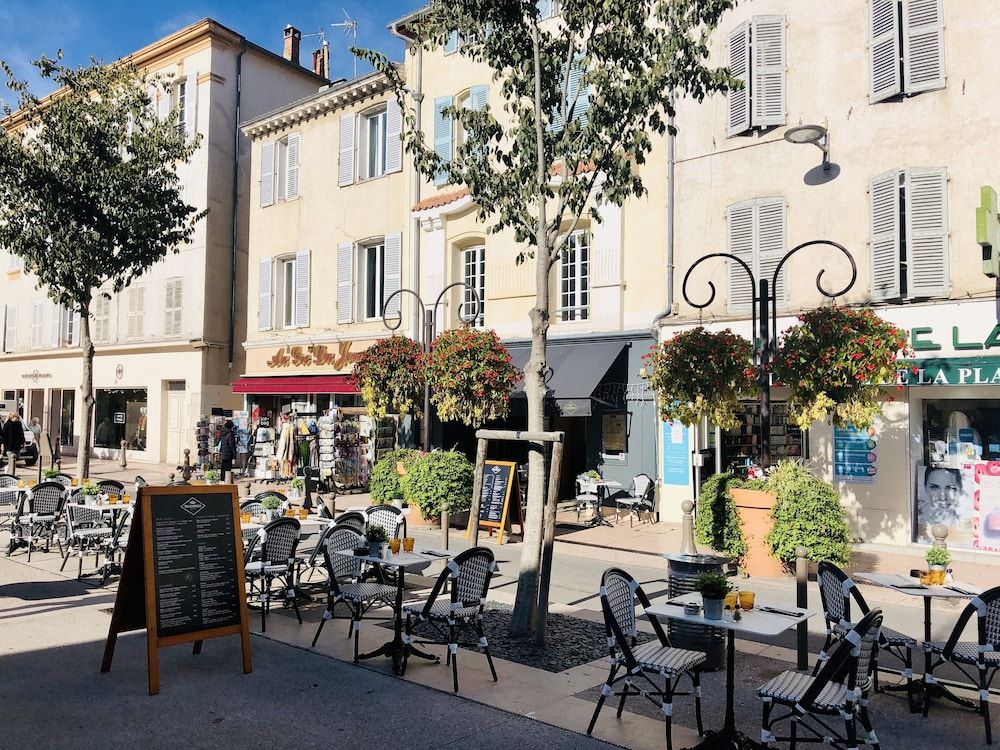 Irin Hotel thumbnail 3