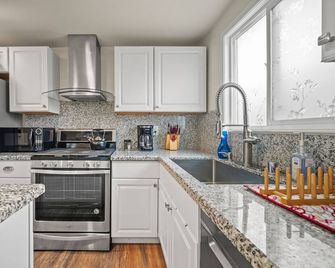 Quaint trendy home just a stroll from the seas - Seaside - Cocina