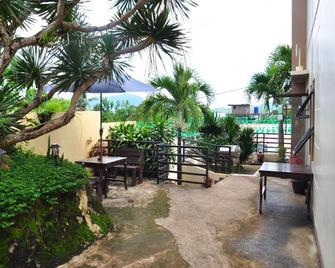 Coron Paradise Bed & Breakfast - קורון - פטיו