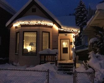 Quaint historic mining town nestled in the mountains between two ski resorts. - Wallace - Building