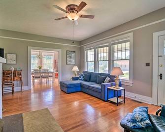 Glasgow Home with Porch Close to Lake and Caves! - Glasgow - Living room