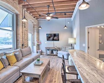 Modern Grand Haven Condo - Steps to Downtown! - Grand Haven - Living room