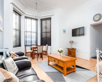 Imperial Hotel - Eastbourne - Living room