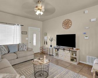 The Peaceful Point Pavilion - Homestead Meadows South - Living room