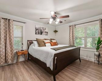 Serene Lake Lanier cottage with Fire Pit King Bed Bunk Bed Queen Bed - Buford