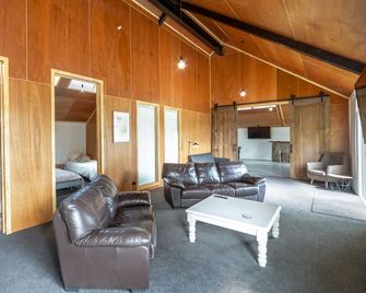 Hidden Valley Getaway - Martinborough - Living room