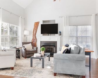 WinterDiscount-30%! Large 4 Bdrm West Mboro Home with Garage, Instant 840Access! - Murfreesboro - Living room