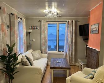 Flip Flop, Salisbury Beach, Melo's Beach House Rentals - Salisbury - Living room