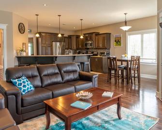 Ocean View Estate - w/beach, waterfall, firepit, hot tub. - Clarenville - Вітальня