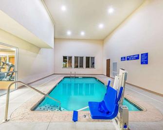 Days Inn & Suites by Wyndham El Dorado - El Dorado - Bazén