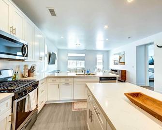 12 Mi to Dtwn Flagstaff Spacious Bellemont Home! - Bellemont - Kitchen