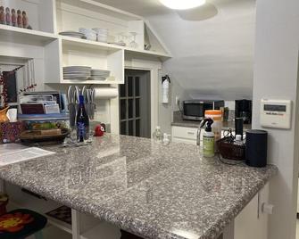 Beautiful Pasadena Neighborhood- Detached Guest House with Garden - Pasadena - Kitchen