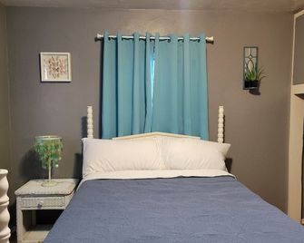 Close to Chobani and Cliff Bar. Small tiny house with lots of parking - Twin Falls - Bedroom