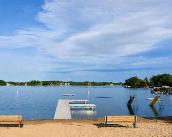 Deck + Fire Pit, Walk to Browns Lake Private Beach, Game Room, Near Lake Geneva - Burlington - Strand