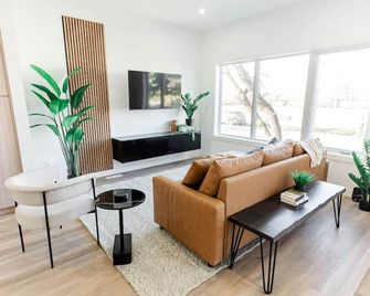 Cozy & Spacious | Free Parking | 15 min Downtown - Winnipeg - Living room