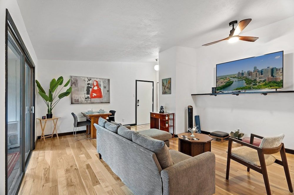 Bachelor Pad in the City | Pool | Balcony - דאלאס - סלון