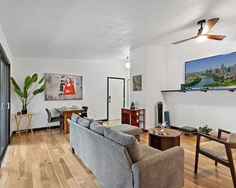 Bachelor Pad in the City | Pool | Balcony - Dallas - Huiskamer