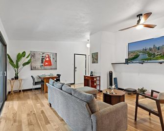 Bachelor Pad in the City | Pool | Balcony - דאלאס - סלון