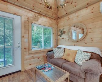 half Mi to Great Smoky Mtns Natl Park Cosby Gem - Cosby - Living room
