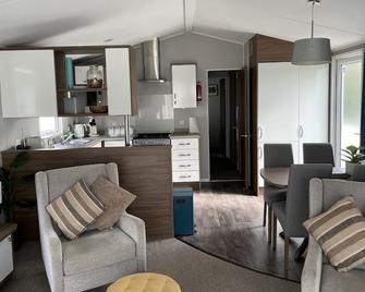 6 Berth Comfy Homely Caravan, Dog Friendly - Belton - Kitchen